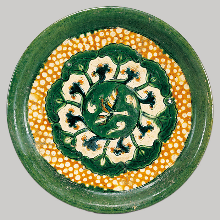 唐三彩荷葉飛雁文盤（とうさんさいかようひがんもんばん）